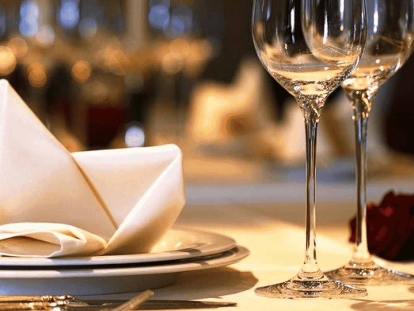 Salle du restaurant dressée